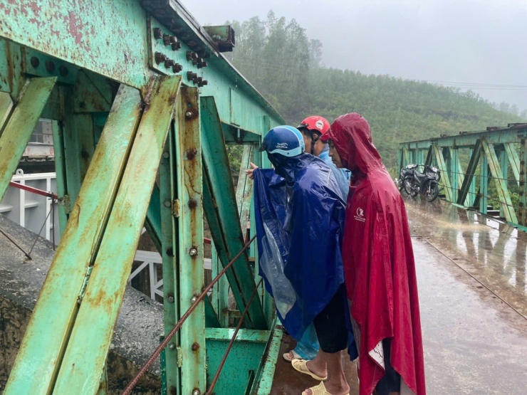 Người dân địa phương hiếu kỳ đến xem hồ Kẻ Gỗ xả lũ.