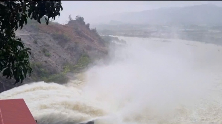 Thuỷ điện Hố Hô xả tràn.