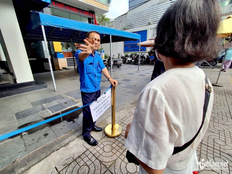 9h sáng ngày 31/10, nhân viên bảo vệ tại cửa hàng SJC (TPHCM) cho biết vàng nhẫn đã hết từ sớm, trang sức vàng 24K cũng không còn. Ảnh: Trần Chung