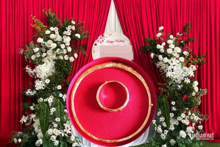 Chiếc kiềng vàng 5 chỉ mẹ chồng trao khiến cô dâu tắt nụ cười. Ảnh minh họa