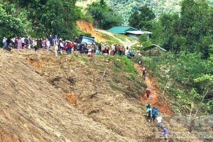 Cả trăm người vượt núi sạt lở, gùi lương thực tiếp tế cho 1.700 người dân bị cô lập