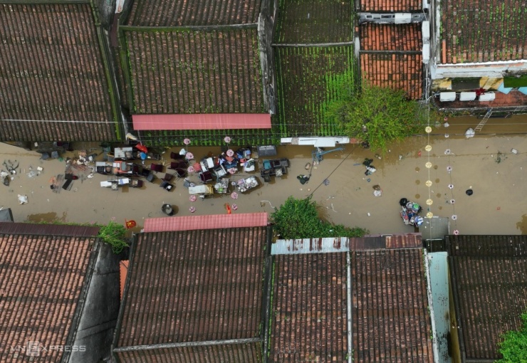 Hàng hoá ngâm bùn non sau lũ ở phố cổ Hội An - 1