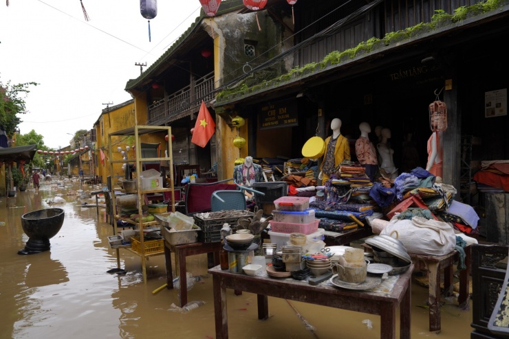 Hàng hoá ngâm bùn non sau lũ ở phố cổ Hội An - 3