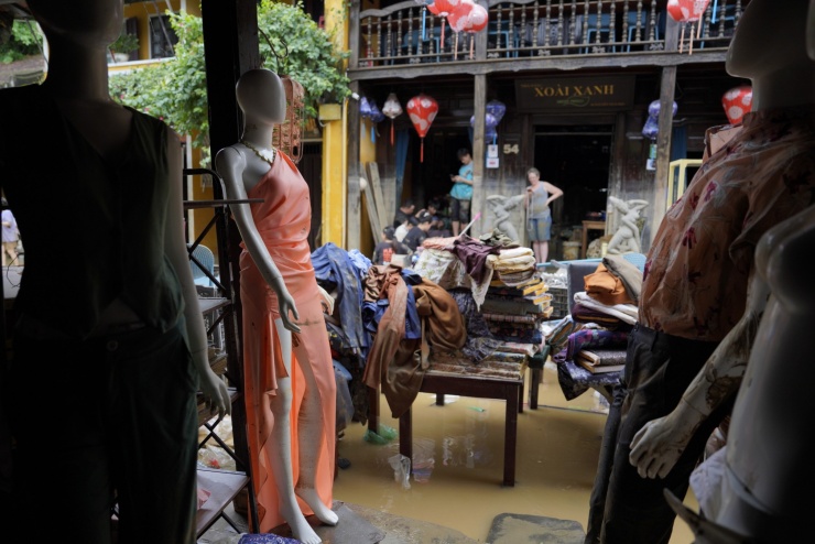 Hàng hoá ngâm bùn non sau lũ ở phố cổ Hội An - 2