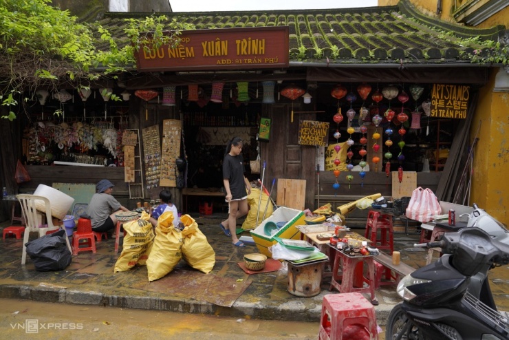 Hàng hoá ngâm bùn non sau lũ ở phố cổ Hội An - 8