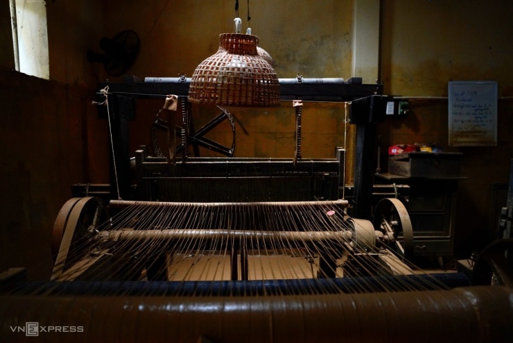 Hàng hoá ngâm bùn non sau lũ ở phố cổ Hội An - 6