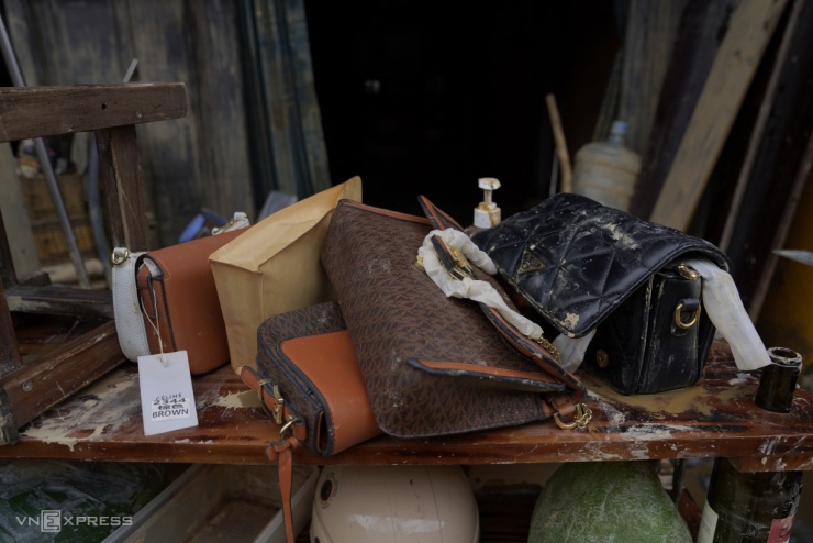 Hàng hoá ngâm bùn non sau lũ ở phố cổ Hội An - 4