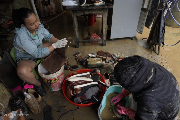 Hàng hoá ngâm bùn non sau lũ ở phố cổ Hội An - 7