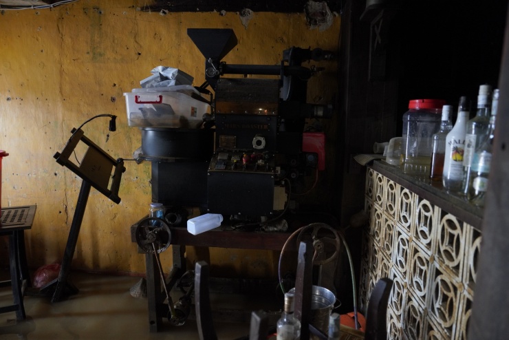 Hàng hoá ngâm bùn non sau lũ ở phố cổ Hội An - 11