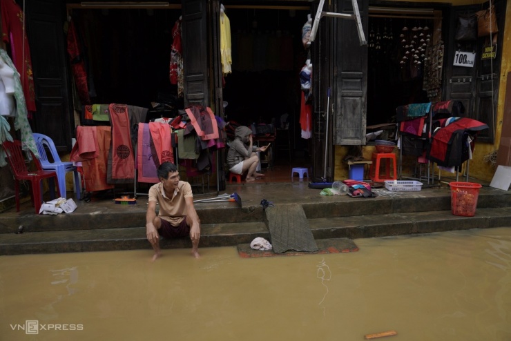 Hàng hoá ngâm bùn non sau lũ ở phố cổ Hội An - 9
