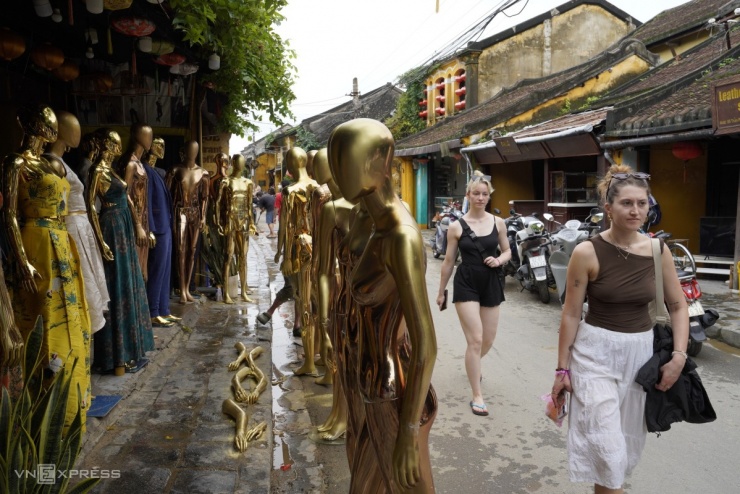 Hàng hoá ngâm bùn non sau lũ ở phố cổ Hội An - 14