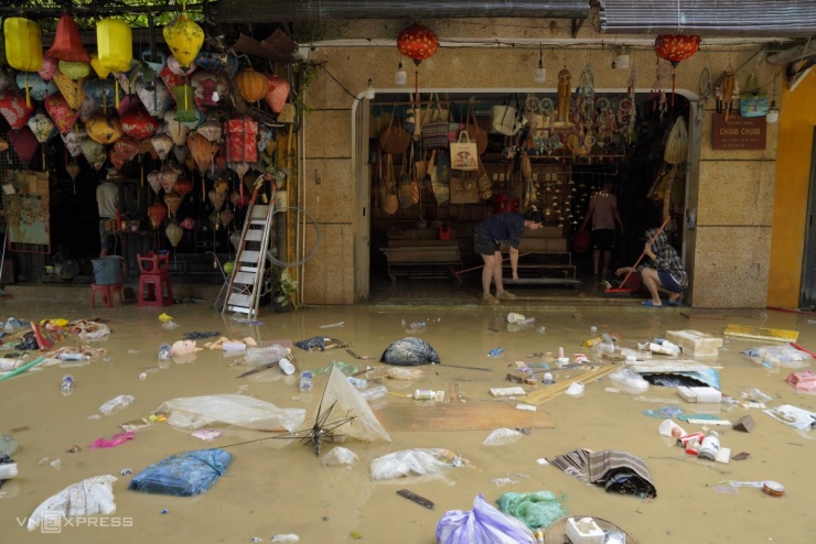 Hàng hoá ngâm bùn non sau lũ ở phố cổ Hội An - 13