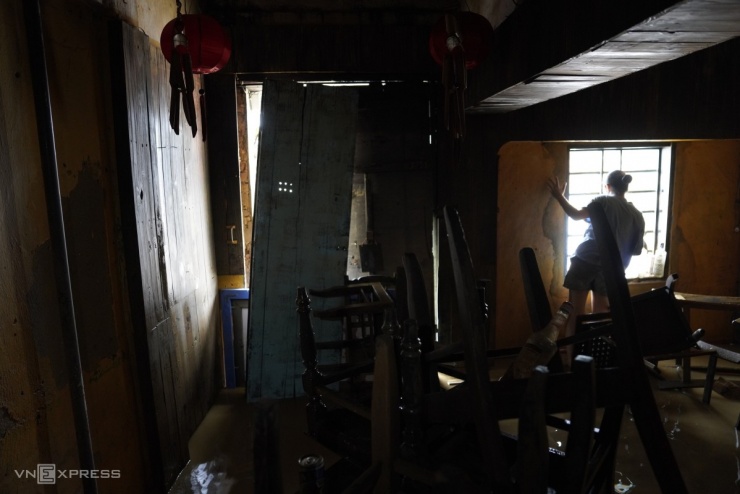 Hàng hoá ngâm bùn non sau lũ ở phố cổ Hội An - 12