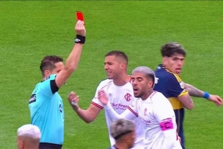 "Vua sân cỏ" Nicolas Lamolina bị tai bay vạ gió sau chiếc thẻ đỏ. Ảnh: TCO.