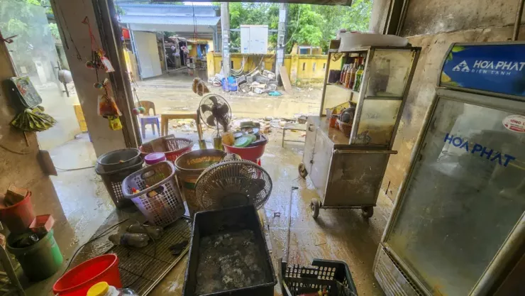 Đồ đạc ngổn ngang, hư hỏng do trận lũ lịch sử. Ảnh: NGUYỄN DO