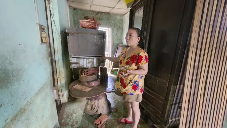 Dù đã kê đồ đạc lên cao, nhưng vẫn thành công cốc trước trận lũ lịch sử. Ảnh: NGUYỄN DO