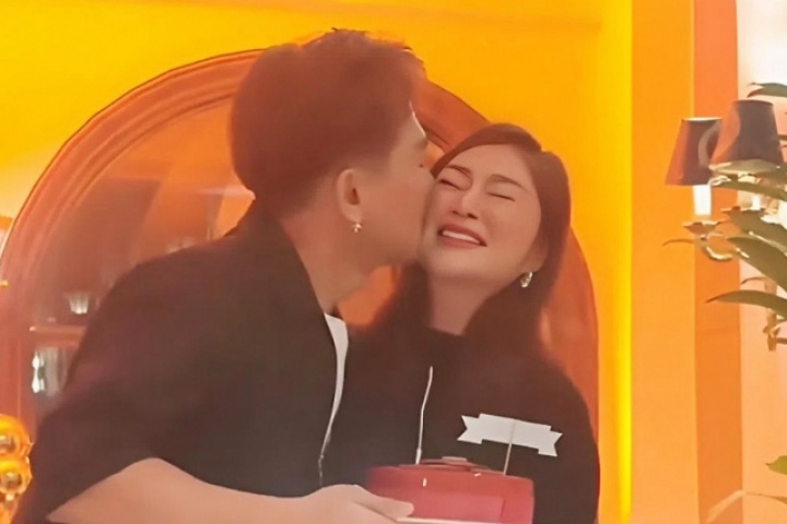 Thanh Trúc - Châu Khải Phong liên tục âu yếm ở tiệc sinh nhật