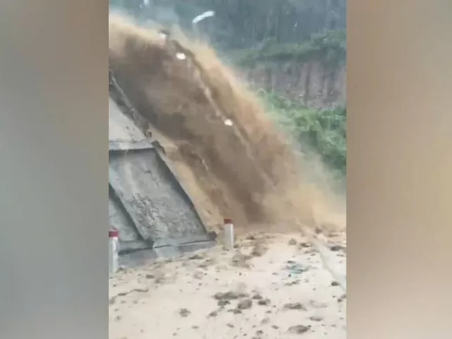 CLIP: Nước và đất đá đổ xối xả xuống đường đèo An Khê