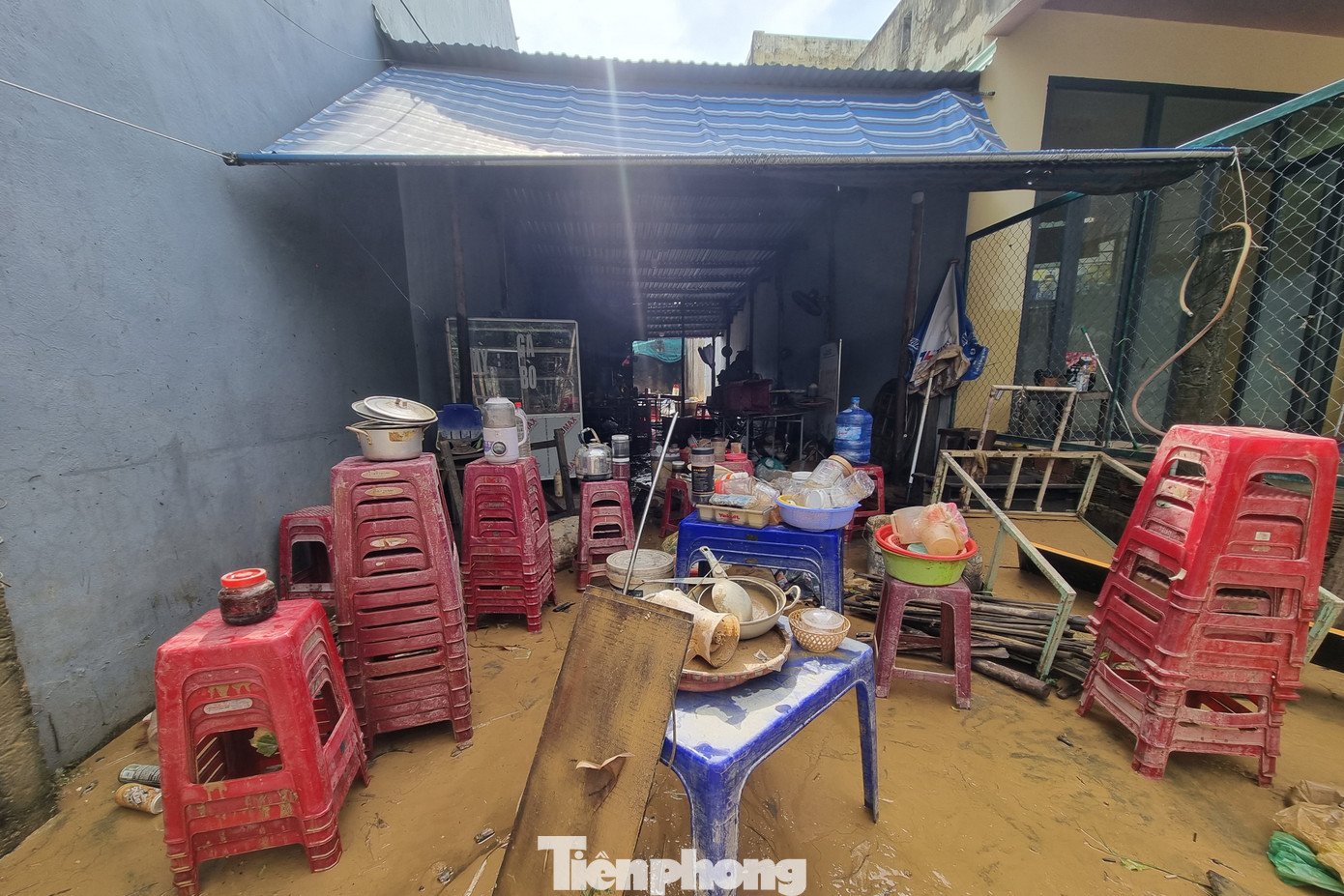 Cảnh tượng xót xa sau 3 đêm chạy lụt trở về: Nhà cửa nhuộm bùn, xơ xác - 19