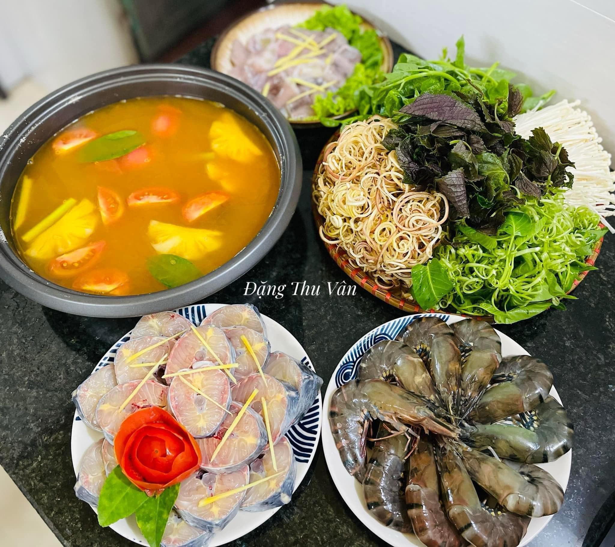 Lẩu cá tầm:&nbsp;Cá tầm, tôm sú, mực, rau, nấm.