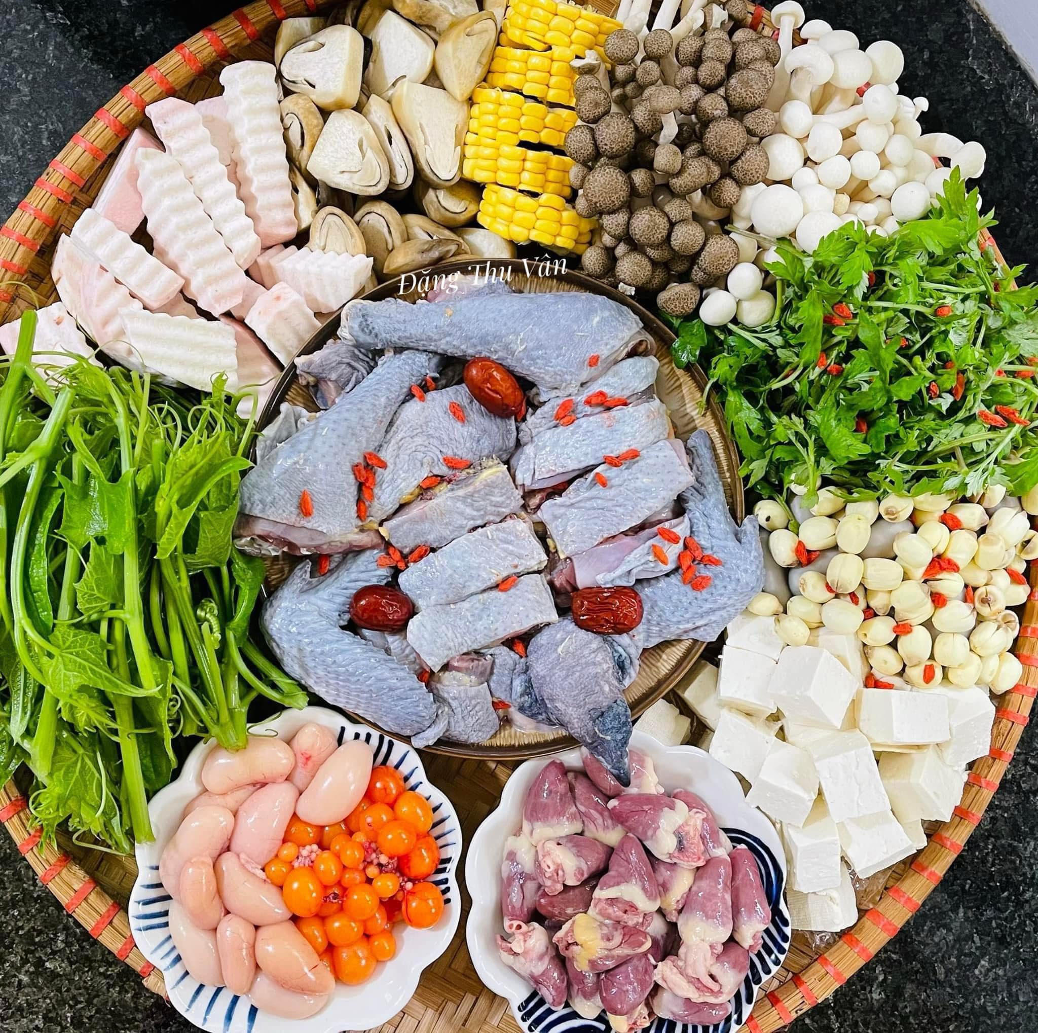 Lẩu gà nấm: Gà đen, tim gà, kê gà, nấm, khoai môn, rau ngải cứu, ngọn su su, đậu hũ...