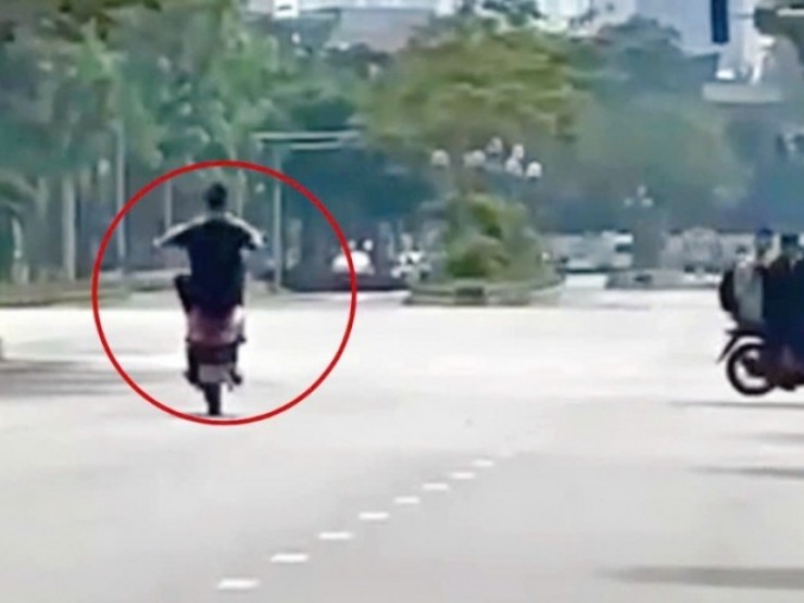Hà Nội: Công an mời 'quái xế' trình diễn bốc đầu xe máy và phụ huynh lên làm việc