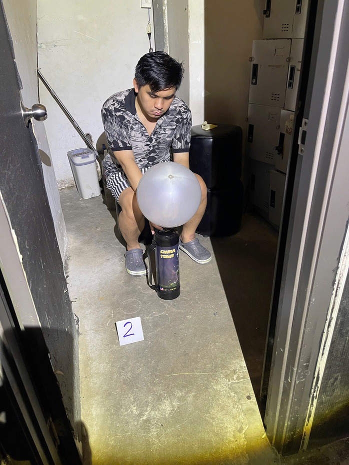 Nhân viên quán bar đang bơm khí cười