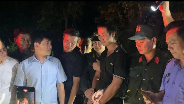 Thiếu tướng Nguyễn Đức Hải, Giám đốc Công an tỉnh Đồng Nai (thứ 3, bên trái), lúc đưa Lê Sỹ Tùng tới hiện trường tối 5-10