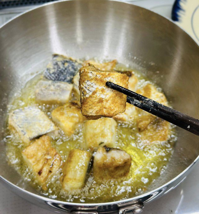 Bắc chảo dầu, làm nóng rồi cho cá vào chiên lửa vừa. Đến khi cá vàng ươm, giòn rụm thì vớt ra, để ráo dầu. Ảnh: Thanh Huệ