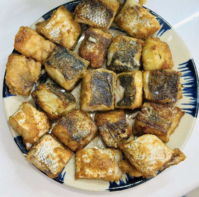 Cá mọi người nên để cho khô dầu trước khi trộn phô mai. Ảnh: Thanh Huệ