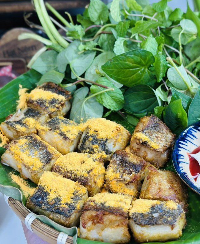 Dọn cá ra đĩa, chấm kèm tương cà hoặc tương ớt. Cắn một miếng, lớp ngoài giòn rụm, bên trong ngọt thơm vị cá, lại thêm phô mai béo ngậy, ngon 'hết sẩy'. Ảnh: Thanh Huệ