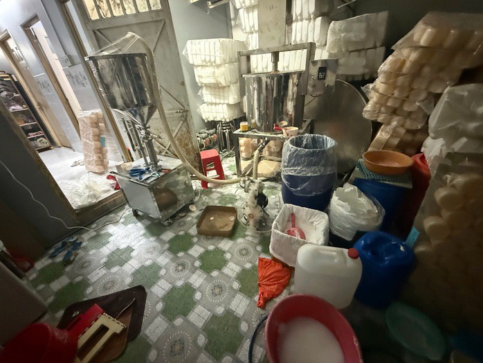 Bên trong xưởng sản xuất mỹ phẩm giả bị Công an TP HCM bắt quả tang