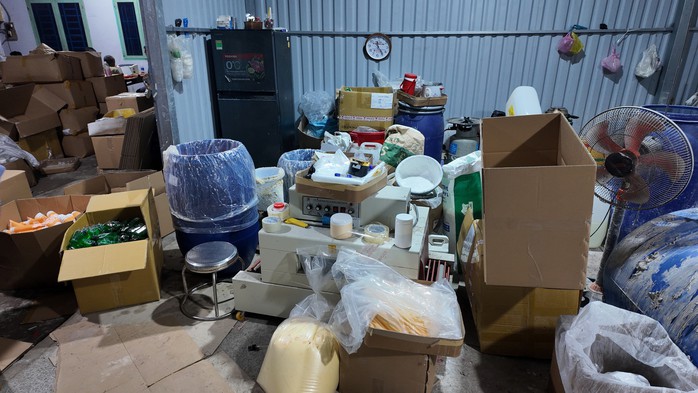 Xưởng sản xuất mỹ phẩm nhìn "nổi da gà" vừa bị Công an TP HCM triệt phá - 3