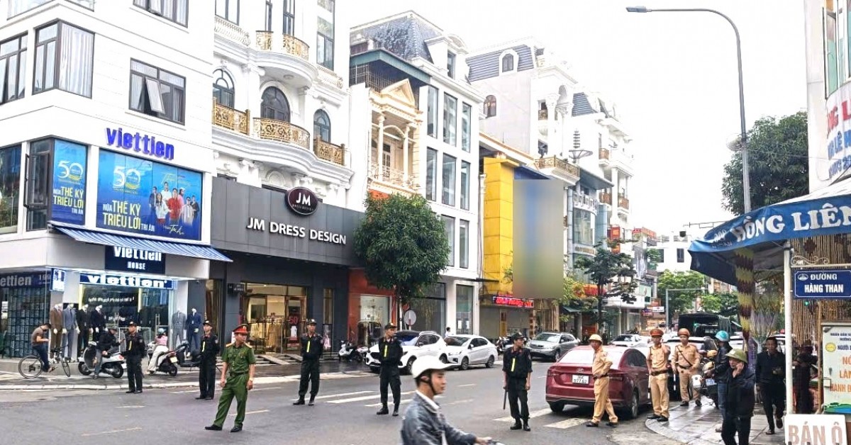 Cảnh sát phong tỏa đường có hàng loạt tiệm vàng...