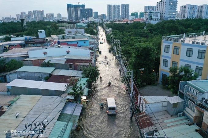 Đường Gò Ô Môi thuộc phường Phú Thuận (quận 7 cũ) địa hình yếu và thấp thường ngập khi triều cường. Ảnh: Đình Văn