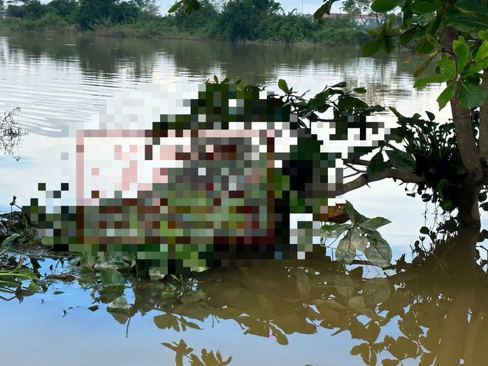 Thi thể nạn nhân bị lũ cuốn trôi được phát hiện mắc trên cành cây. Ảnh: Nhật Hoàng.