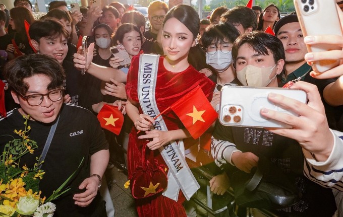 Hương Giang chụp ảnh lưu niệm, gửi lời cảm ơn đến mọi người.