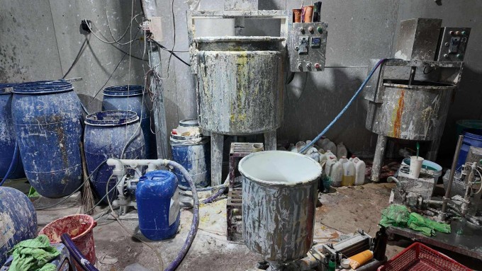 Hoá chất, máy móc... trong xưởng sản xuất mỹ phẩm giả. Ảnh: Công an TP HCM