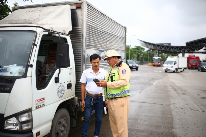Cảnh sát giao thông làm nhiệm vụ trên cao tốc Hà Nội - Hải Phòng. Ảnh: Phạm Chiểu