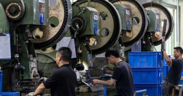 Kinh tế Trung Quốc lao dốc: Sản xuất rơi vào ch...