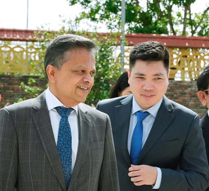 Ông Việt Anh (phải) và ông Ranjit Prithviraj Thambyrajah lúc chưa bị bắt. Ảnh: Báo CAND