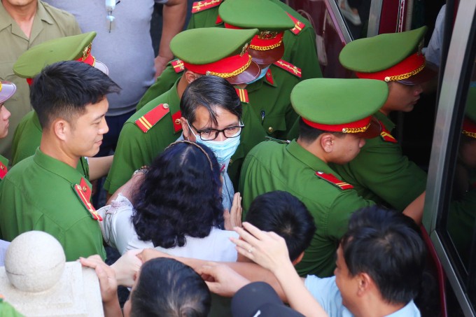 Ông Hà mắt đỏ hoe nhìn người thân sau khi bị TAND Hà Nội tuyên 5 năm 6 tháng tù, chiều 18/9. Ảnh: Phạm Dự