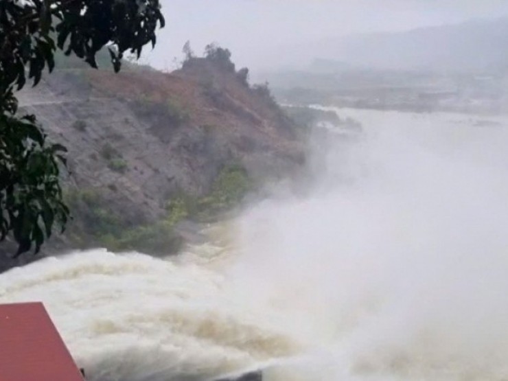 Thuỷ điện Hố Hô, hồ Kẻ Gỗ đồng loạt xả lũ lớn
