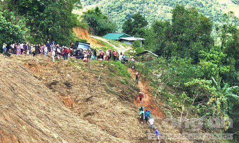 Hàng cứu trơ được gùi vào cho người dân bị cô lập.