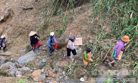 Sau khi mở được lối mòn, những chuyến lương thực đầu tiên được người dân đi bộ đem vào.