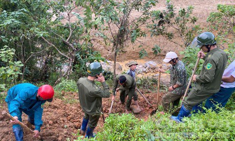 Hàng trăm người đã mở lối qua sạt lở.