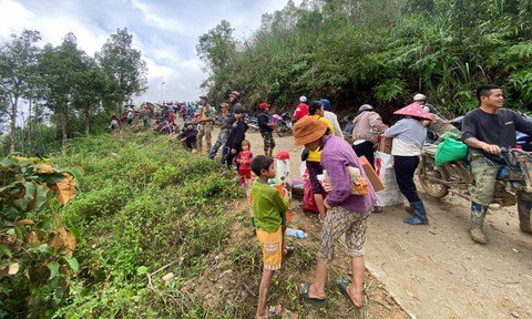 Rất đông người dân đến sẵn sàng gùi hàng vào vùng cô lập.