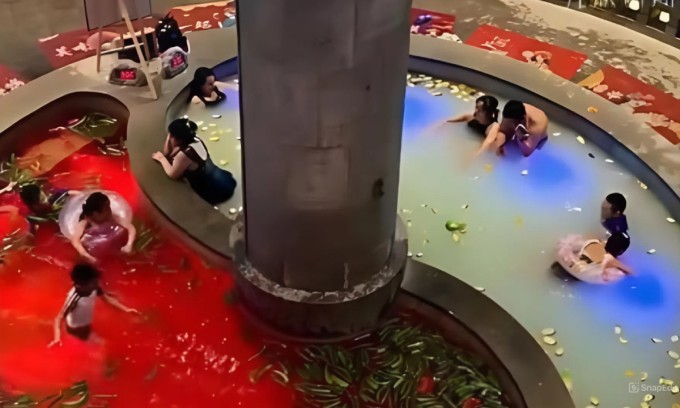 Du khách thích thú khi ngâm mình trong bồn tắm lẩu ở Cáp Nhĩ Tân. Ảnh: China News