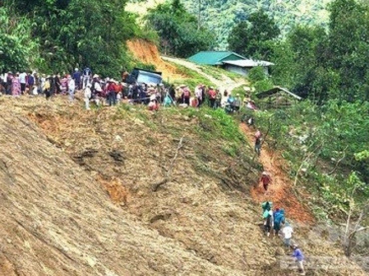 Cả trăm người vượt núi sạt lở, gùi lương thực tiếp tế cho 1.700 người dân bị cô lập