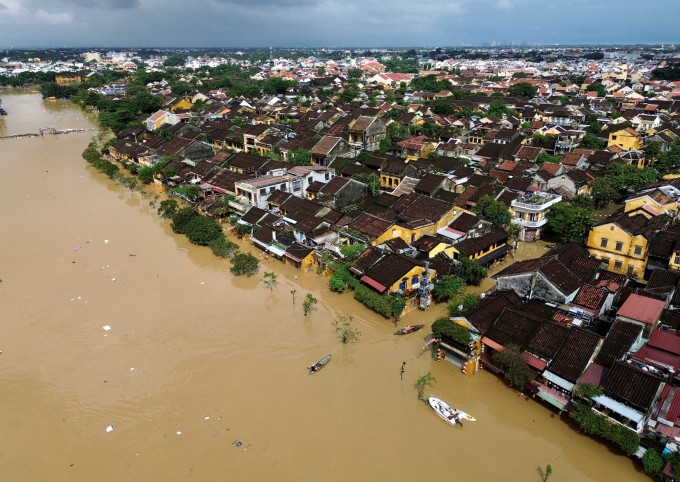 Sáng 31/10, nhà dân hai bên sông ở Hội An vẫn bị ngập. Ảnh: Nguyễn Đông